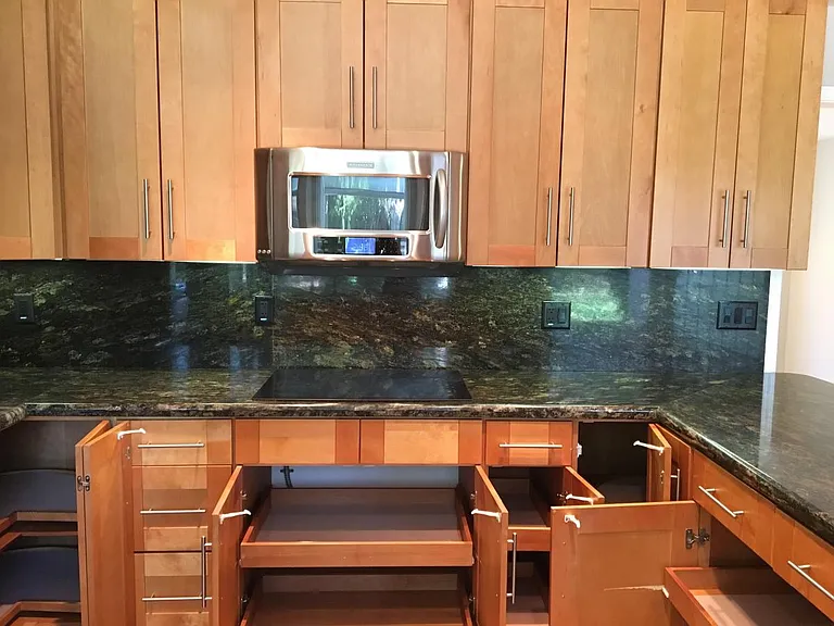 Fully upgraded kitchen with pull out drawers and new applian