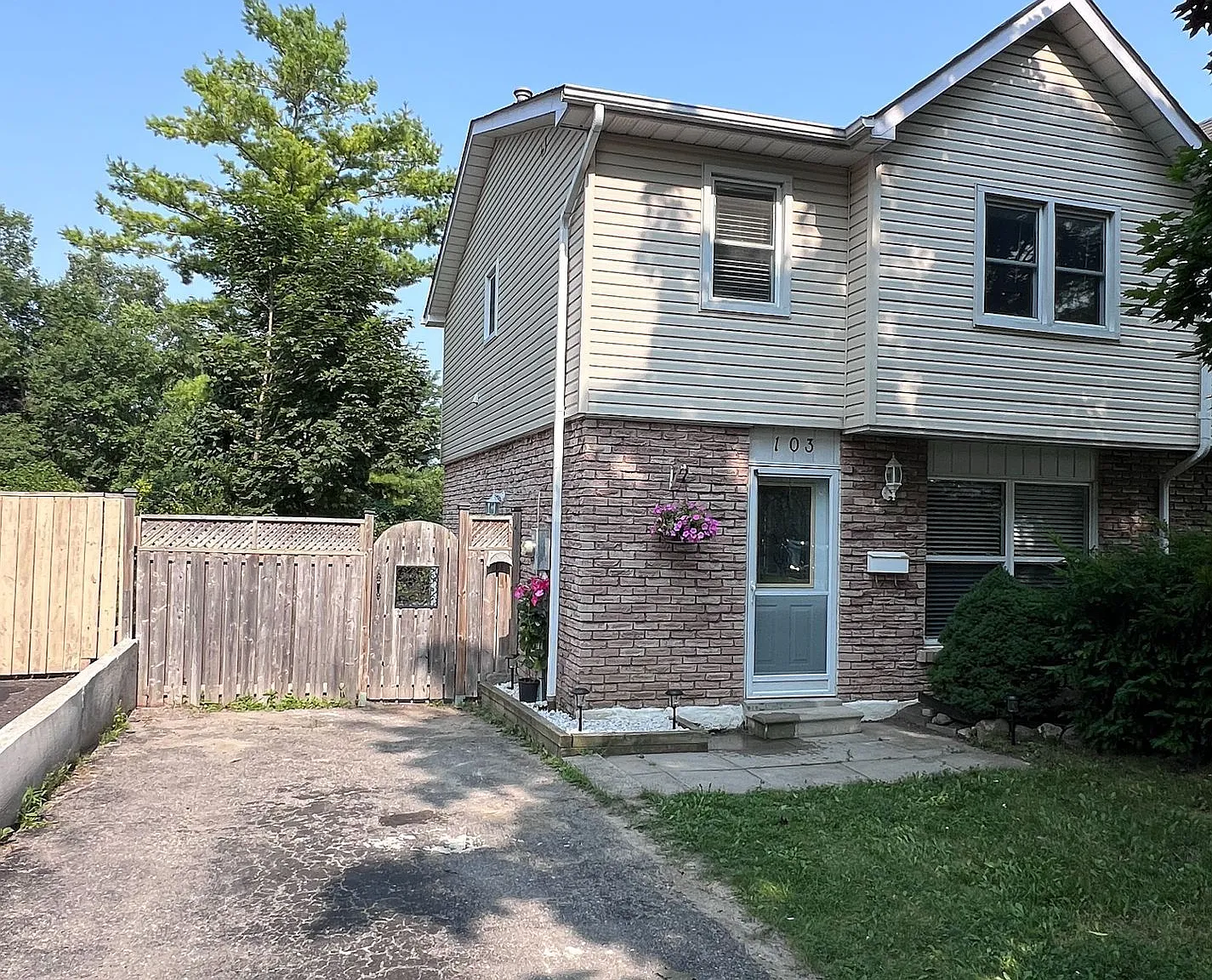 4 bed, $3,000 — Photo 1