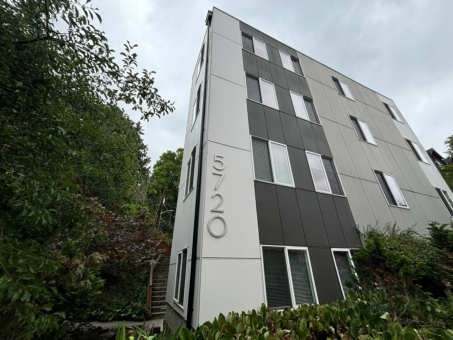3 bed, 700 sqft, $2,400 — Photo 1