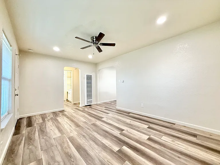910 Elmo Ct — Photo 5