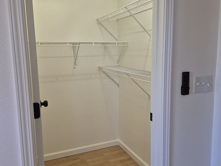 349 E Maryland Dr — Photo 15