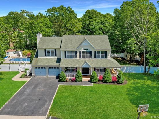 21 Savanna Circle, Mount Sinai, NY 11766
