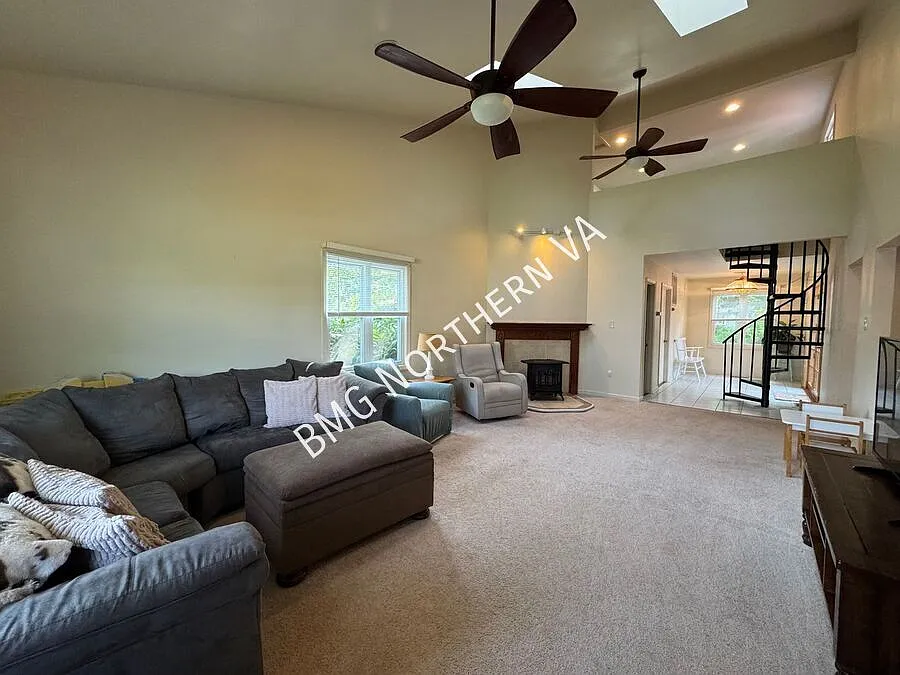 Beautiful 3 Bed 2.5 Bath Single Family Home On Large Private Lot In Manassas — Photo 3