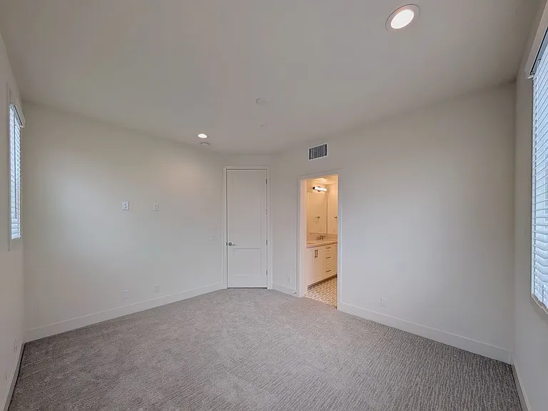 19071 Main St #105 — Photo 11