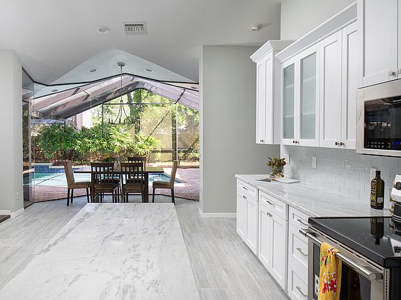 4th image of 14209 Clarendon Dr