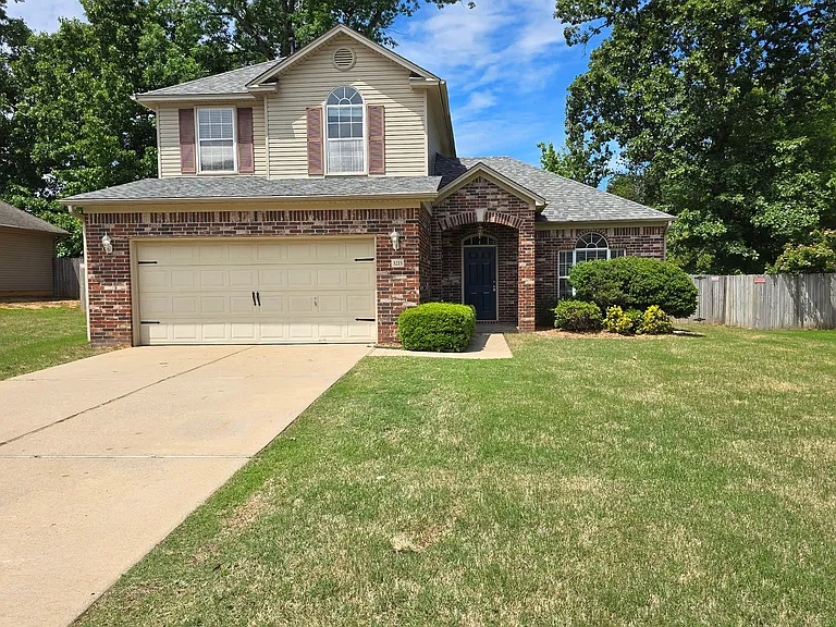 3215 Shelby Dr — Photo 1