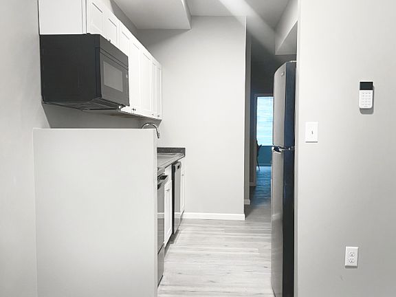 4th image of 812 Appleton St