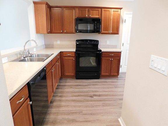 3rd image of 916 Mandrake St
