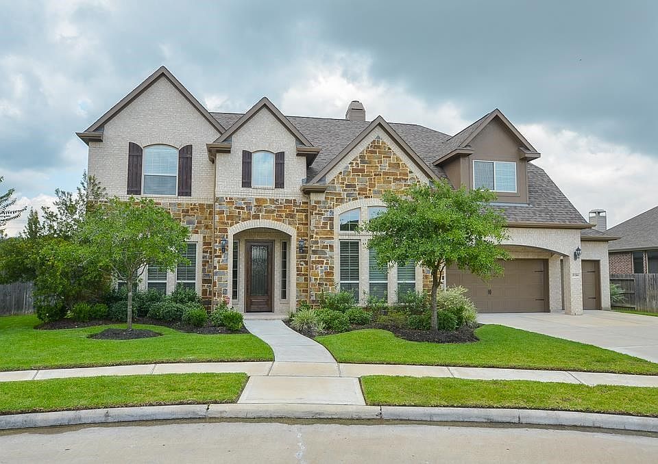 This stunning 4 bedroom home sits on a cul-de-sac lot in the highly desired Long Meadow Farms subdivision!