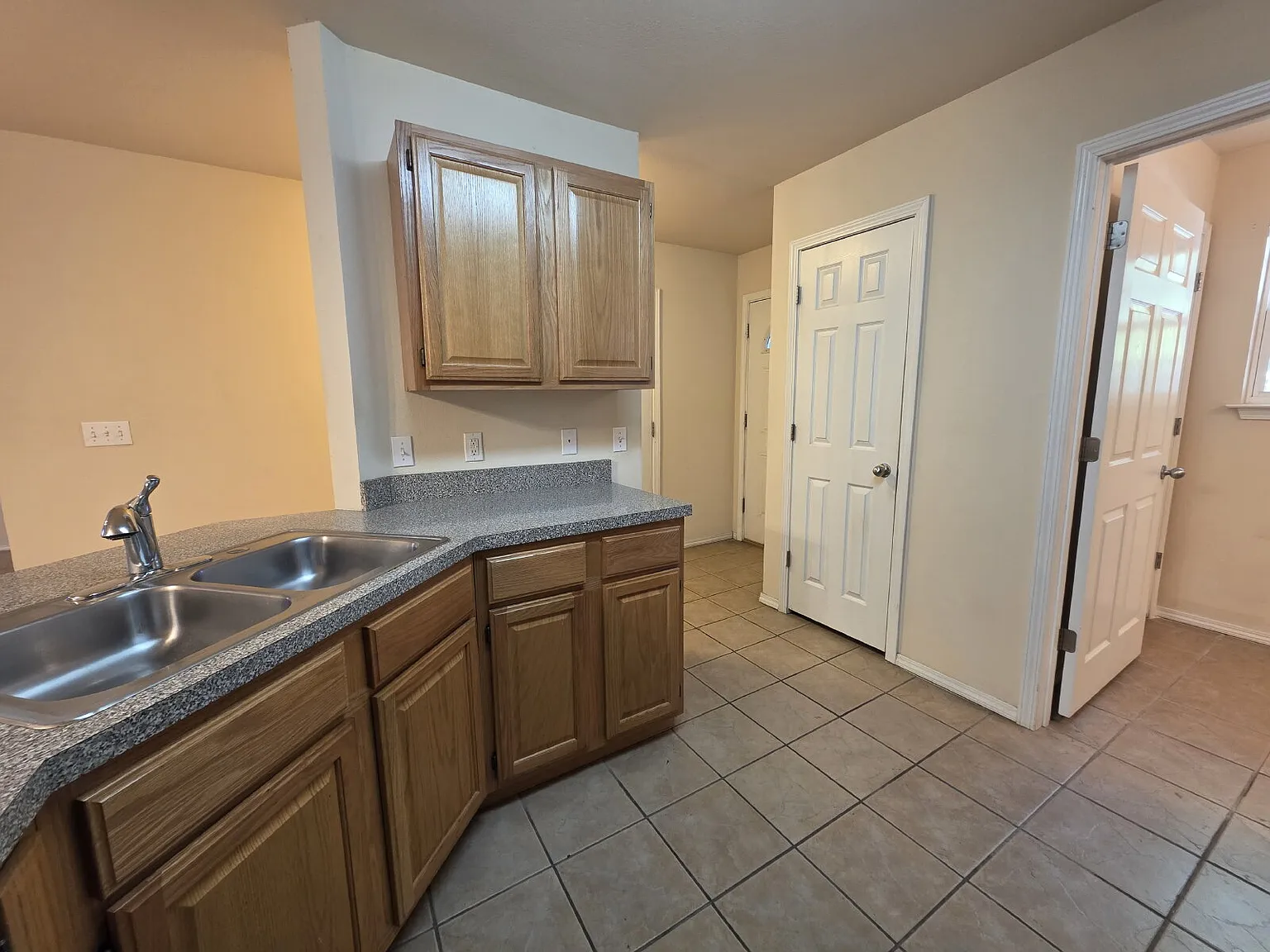 3 bed, 3.0 bath, 1528 sqft, $1,450 — Photo 4