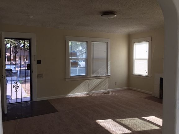 LivingRm with granite entry