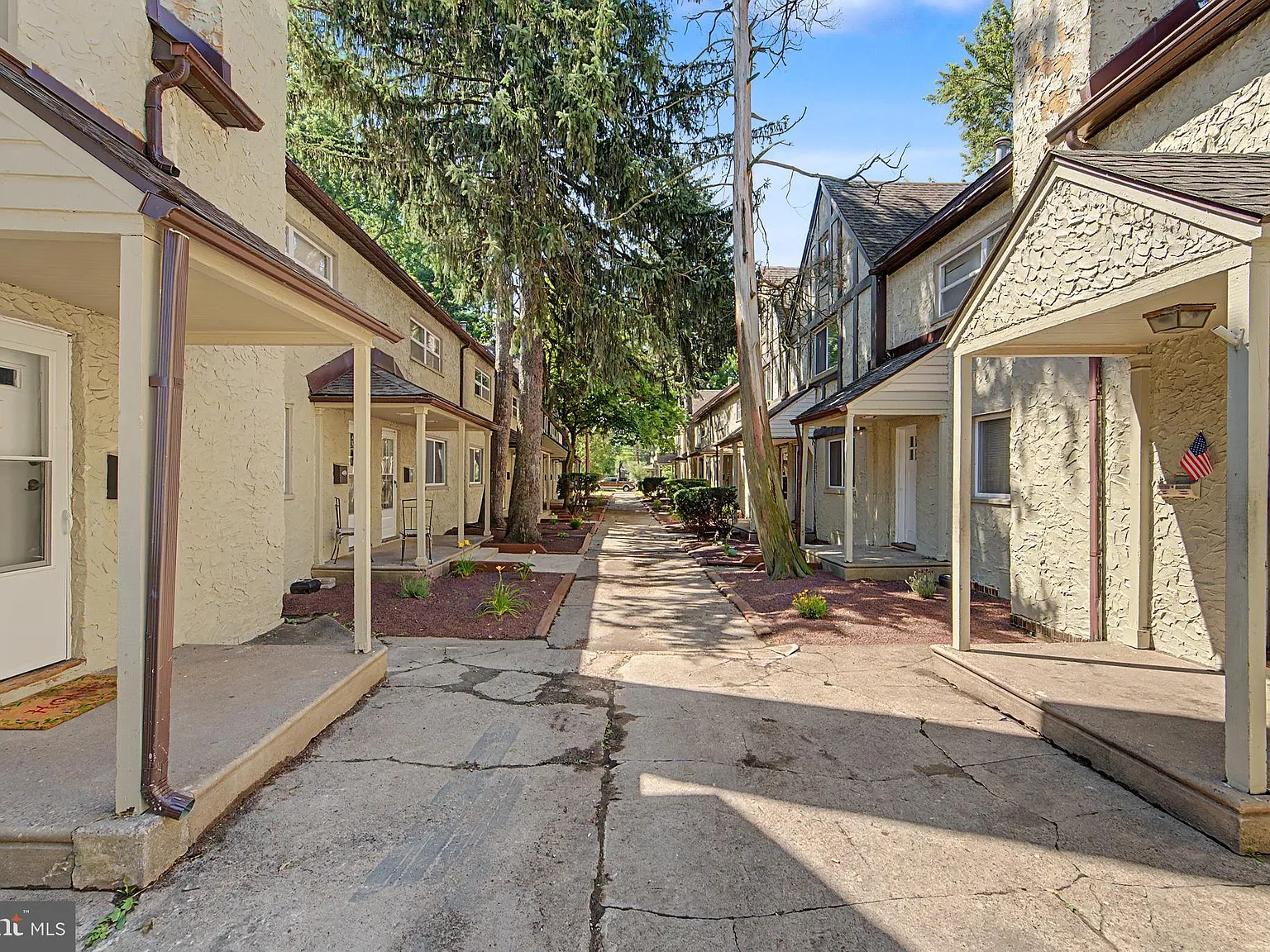 2 bed, 900 sqft, $2,400 — Photo 4