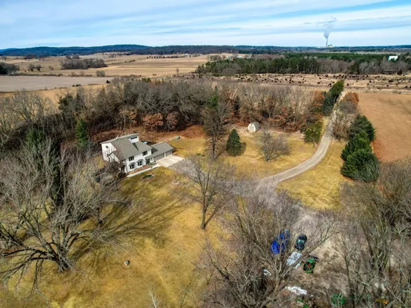 W8347 Thompson Rd, Poynette, WI 53955