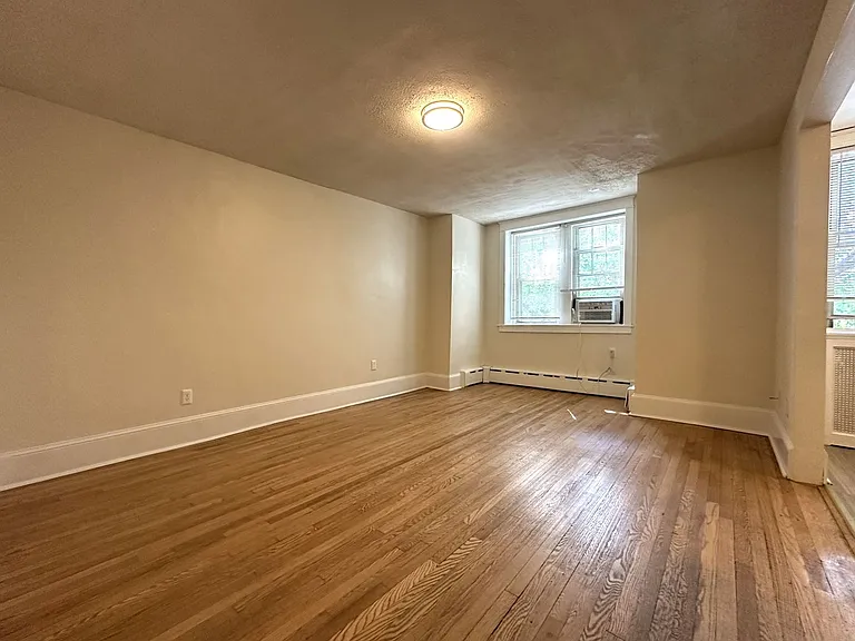 Queen Lane Manor — Photo 44