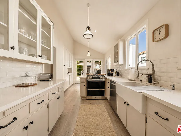 6537 Moore Dr — Photo 13