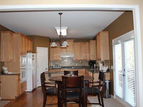 Kitchen & breakfast area