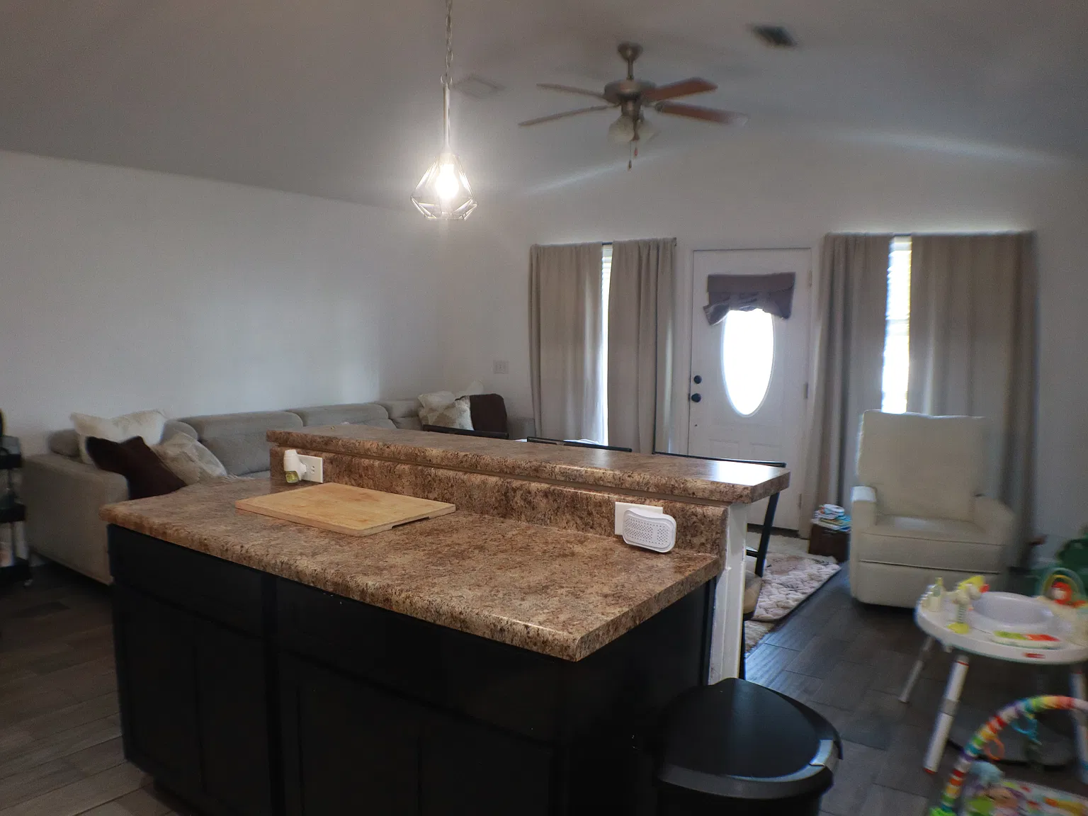 2 bed, 1043 sqft, $1,600 — Photo 3