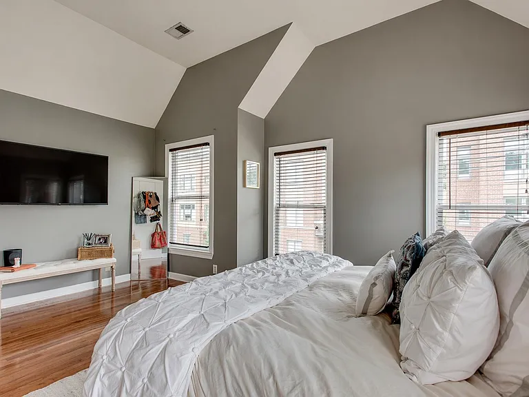 415 Van Buren St — Photo 19