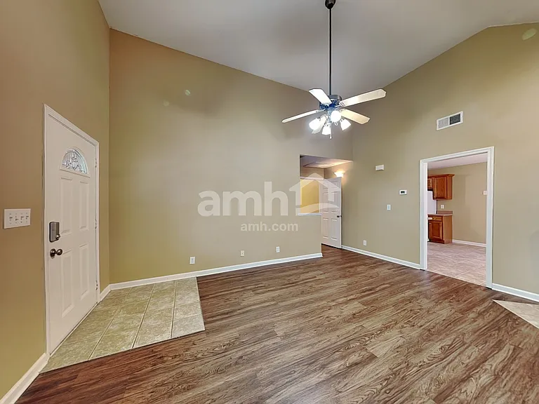 1004 Hendricks Ct — Photo 6