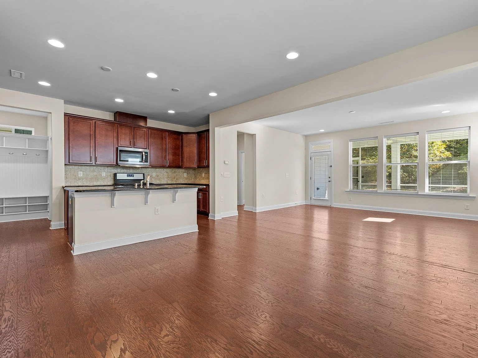 4 bed, 2710 sqft, $2,595 — Photo 3