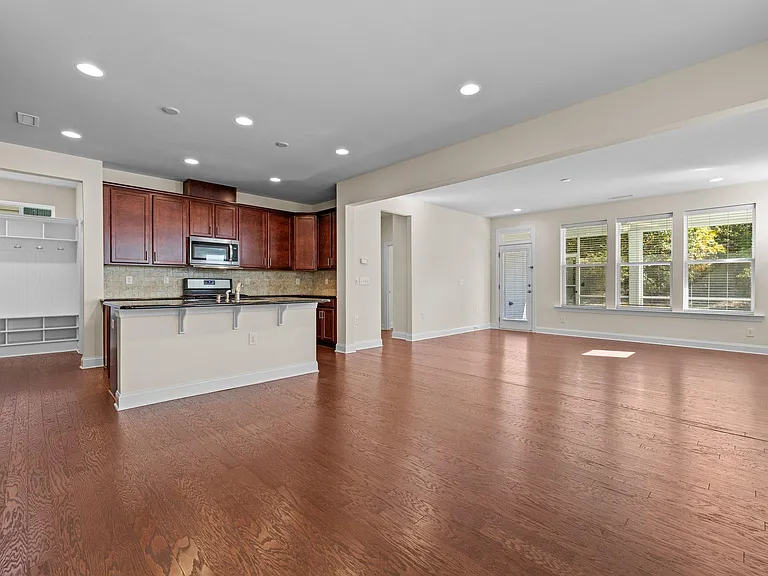 271 Begen St — Photo 3
