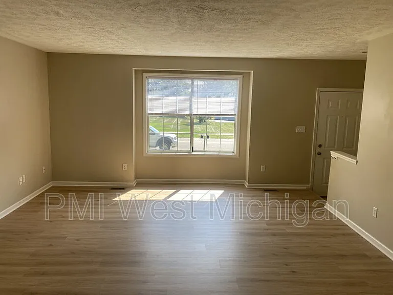 2673 Woodmeadow Dr SE — Photo 2