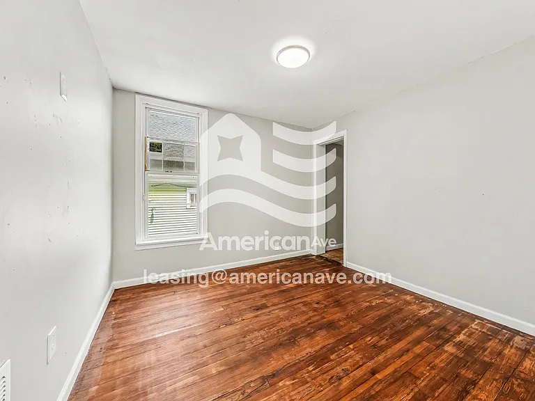 1431942_007_family_room_7.jpg