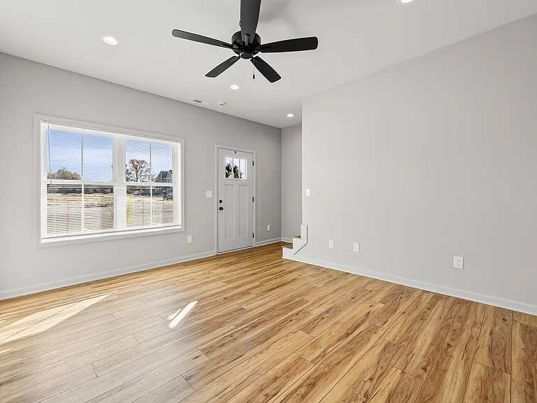 710 Sivley Rd — Photo 8