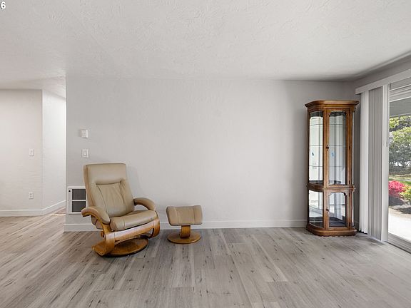 2nd image of 650 Harlow Rd APT 115