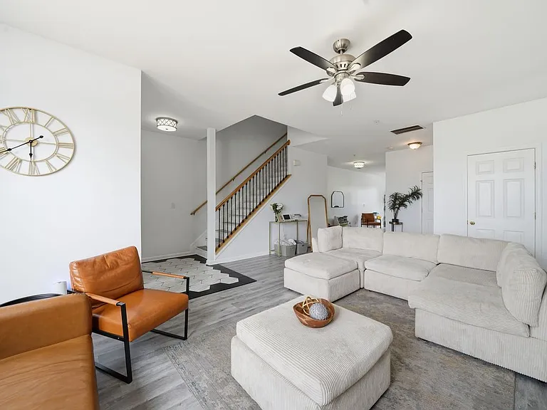 166 NW Odyssey Turn — Photo 3
