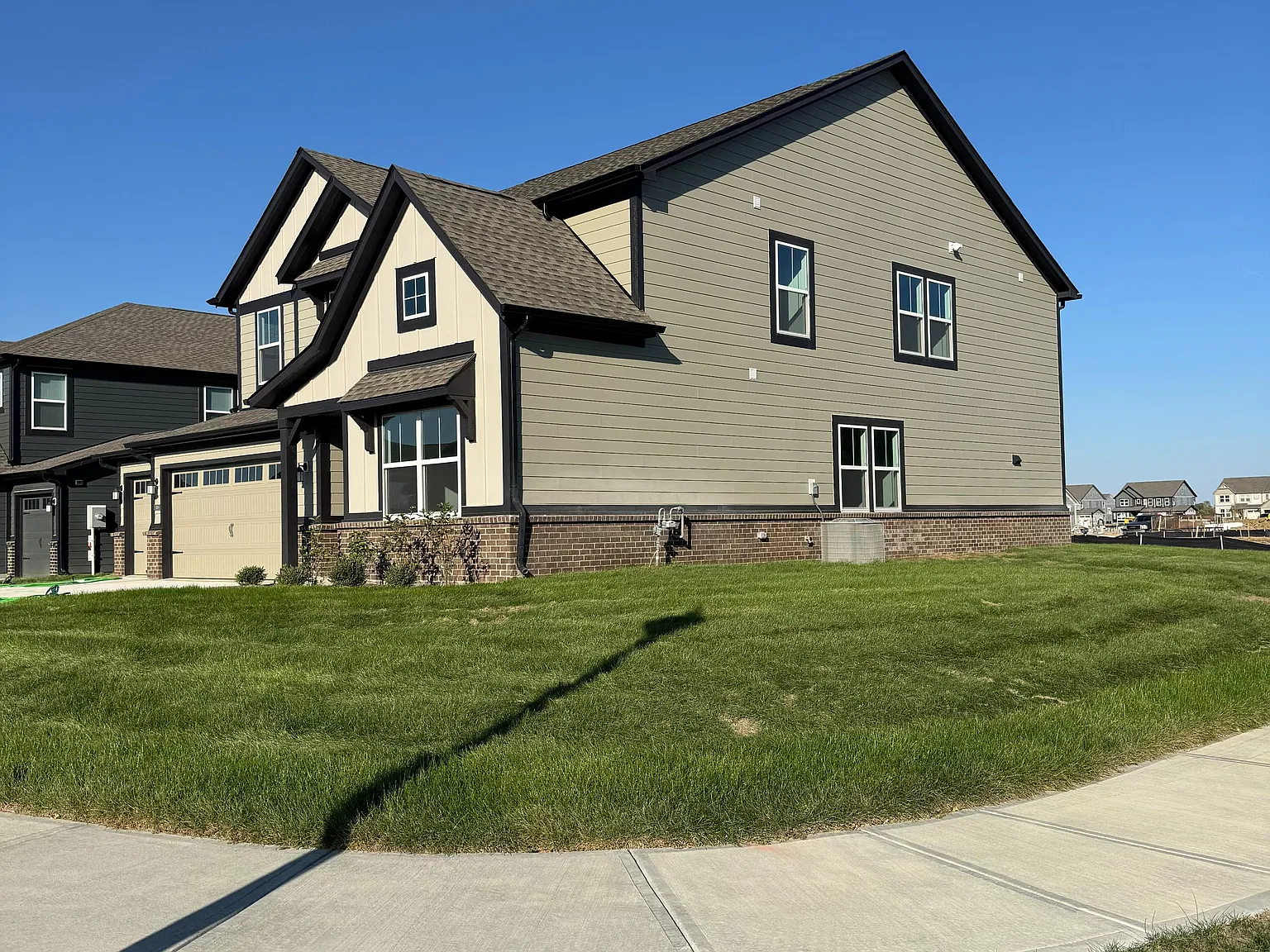 5 bed, 3.5 bath, 3079 sqft, $2,800 — Photo 2