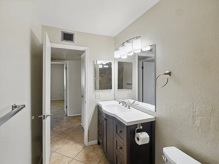 1306 W 12th St — Photo 50