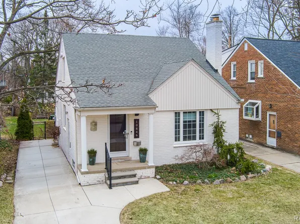 10846 Hart Ave, Huntington Woods, MI 48070