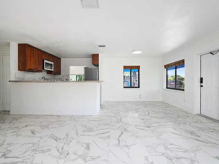 233 SW 21st St — Photo 6