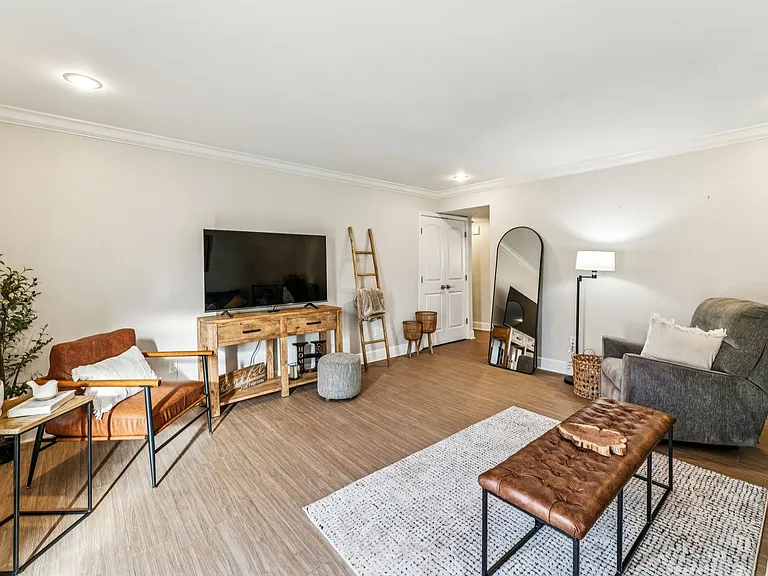530 W 10th St #530 — Photo 5