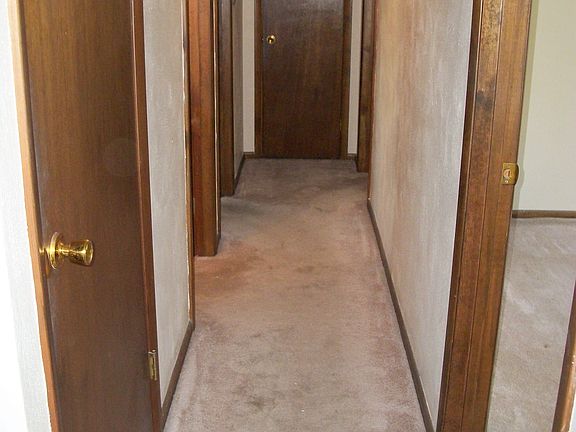 Hallway to bedrooms & bath