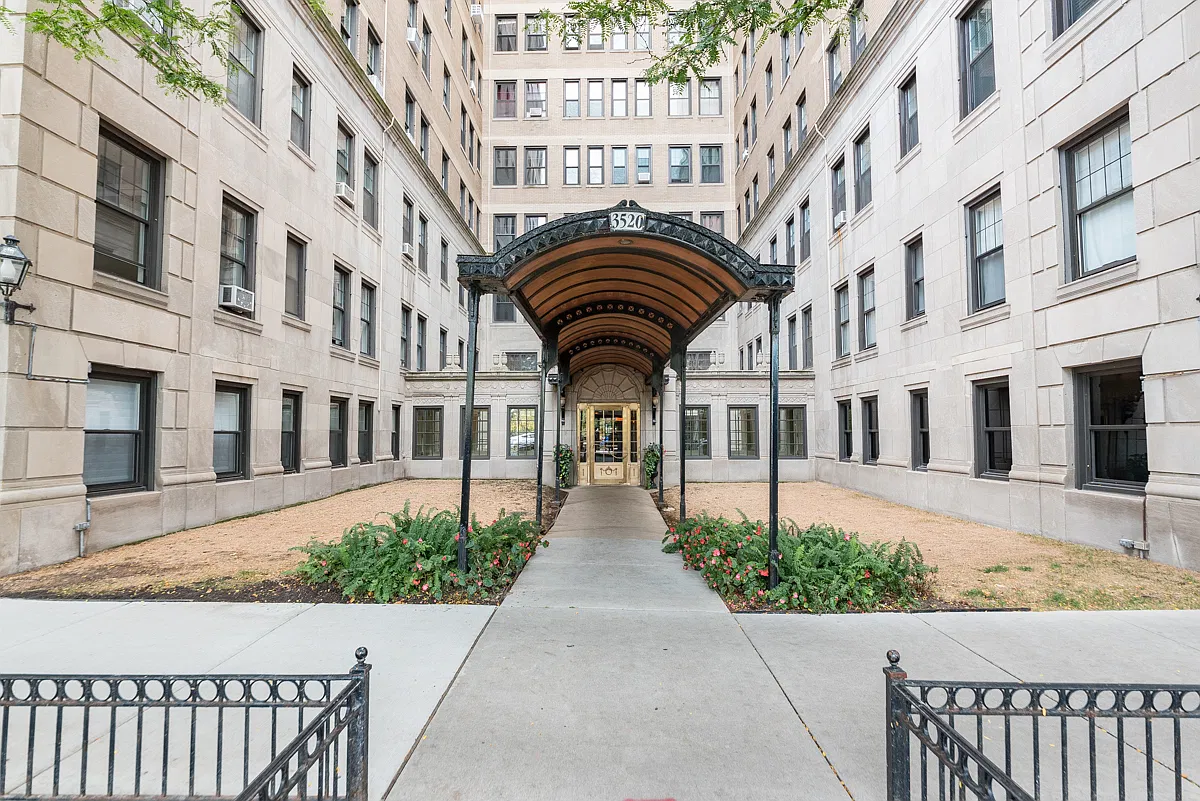 1 bed, 1.0 bath, $2,400 — Photo 2