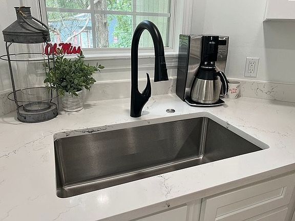 5th image of 566 Hathorn Rd