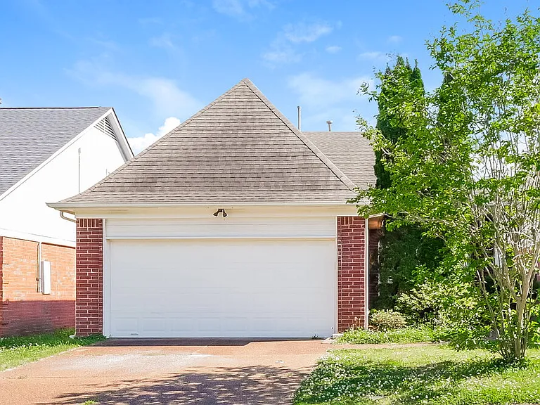 8701 Eagle View Dr — Photo 1