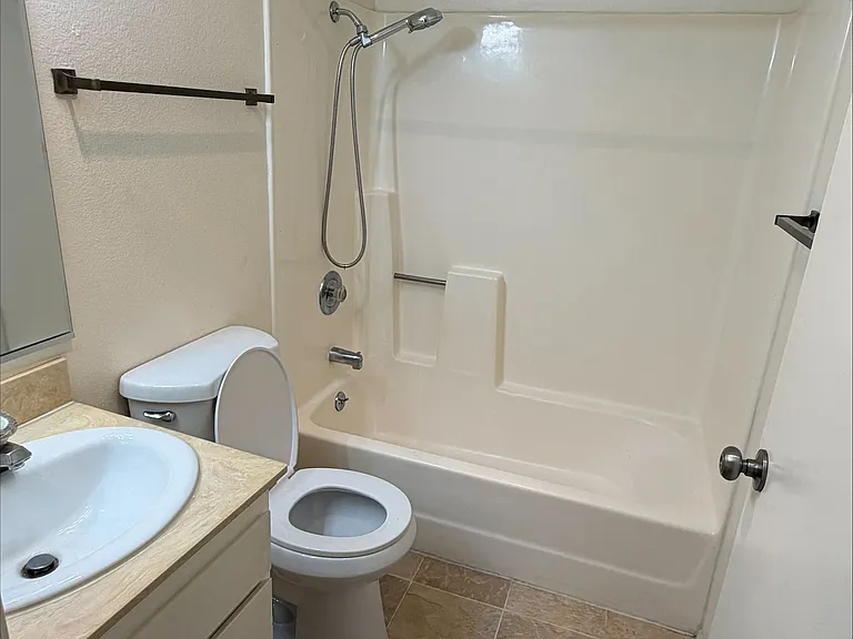 College Ave Apts. — Photo 18