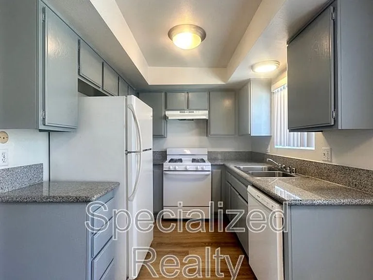 824 E Windsor Rd — Photo 4