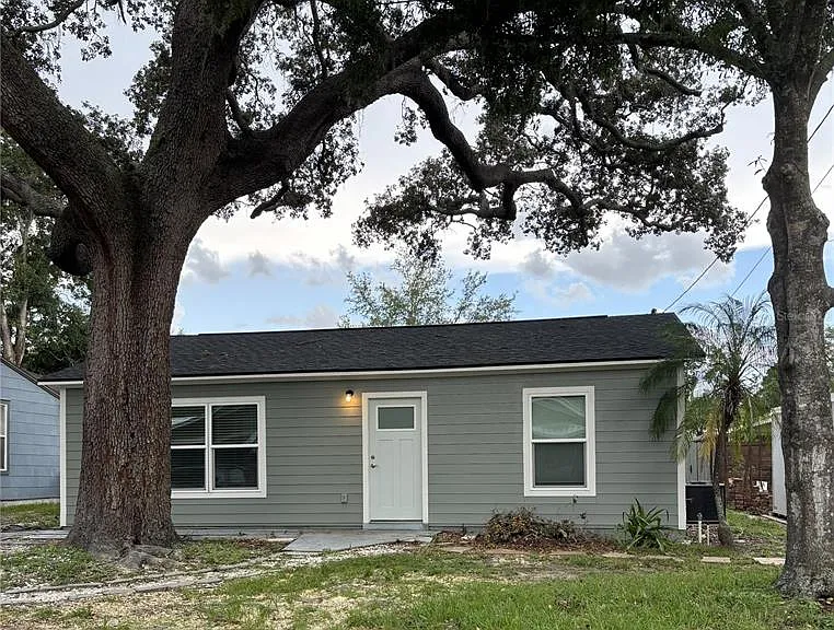 220 W North St — Photo 1