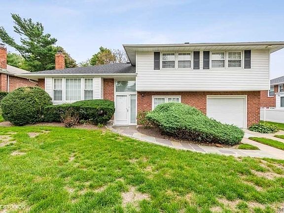 3rd image of 6 Elmwood Ct