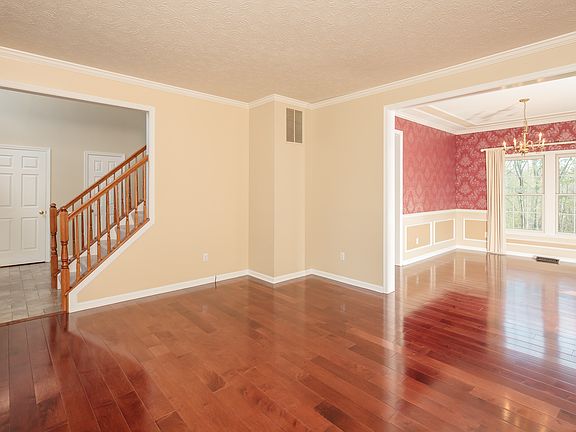4th image of 751 Wood Hill Dr