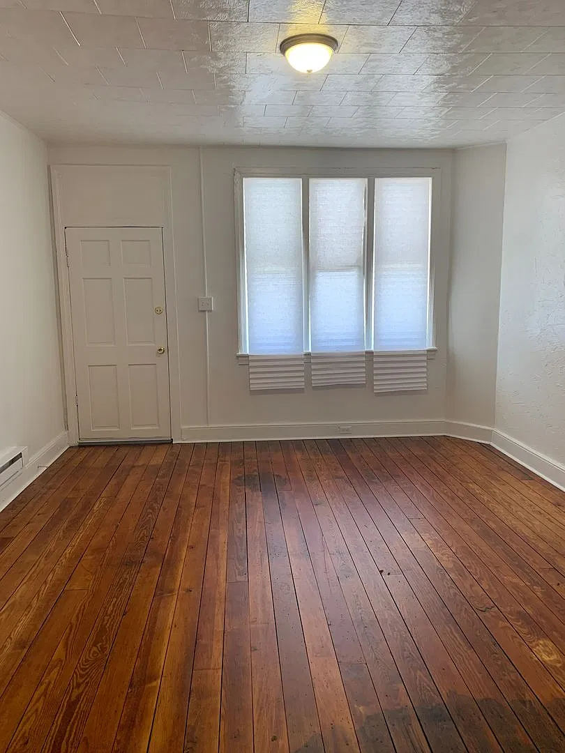 Available Now! 1st Floor, 1 Bedroom, Yard-York City SD — Photo 4