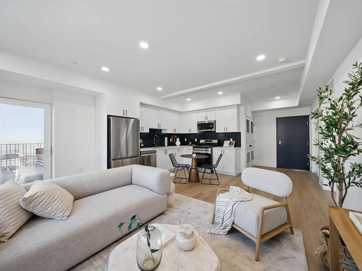 1 bed, 694 sqft, $2,150 — Photo 1