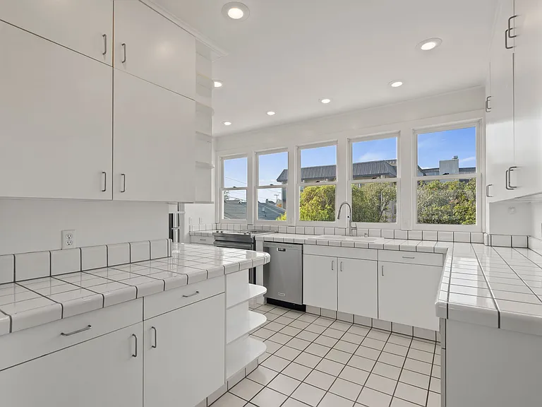 1703 E Cliff Dr #4 — Photo 2