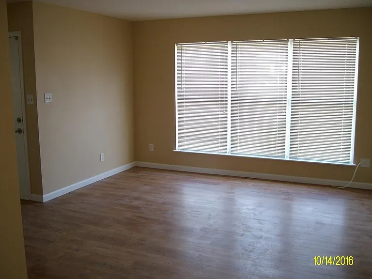 301 Newcastle Dr — Photo 5