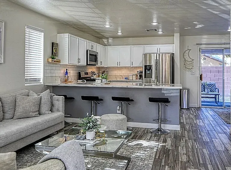 6080 Saint Petersburg Dr — Photo 2