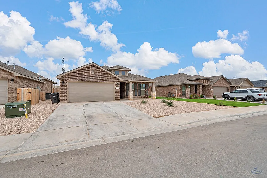 3 bed, 2.0 bath, 1845 sqft, $2,850 — Photo 2